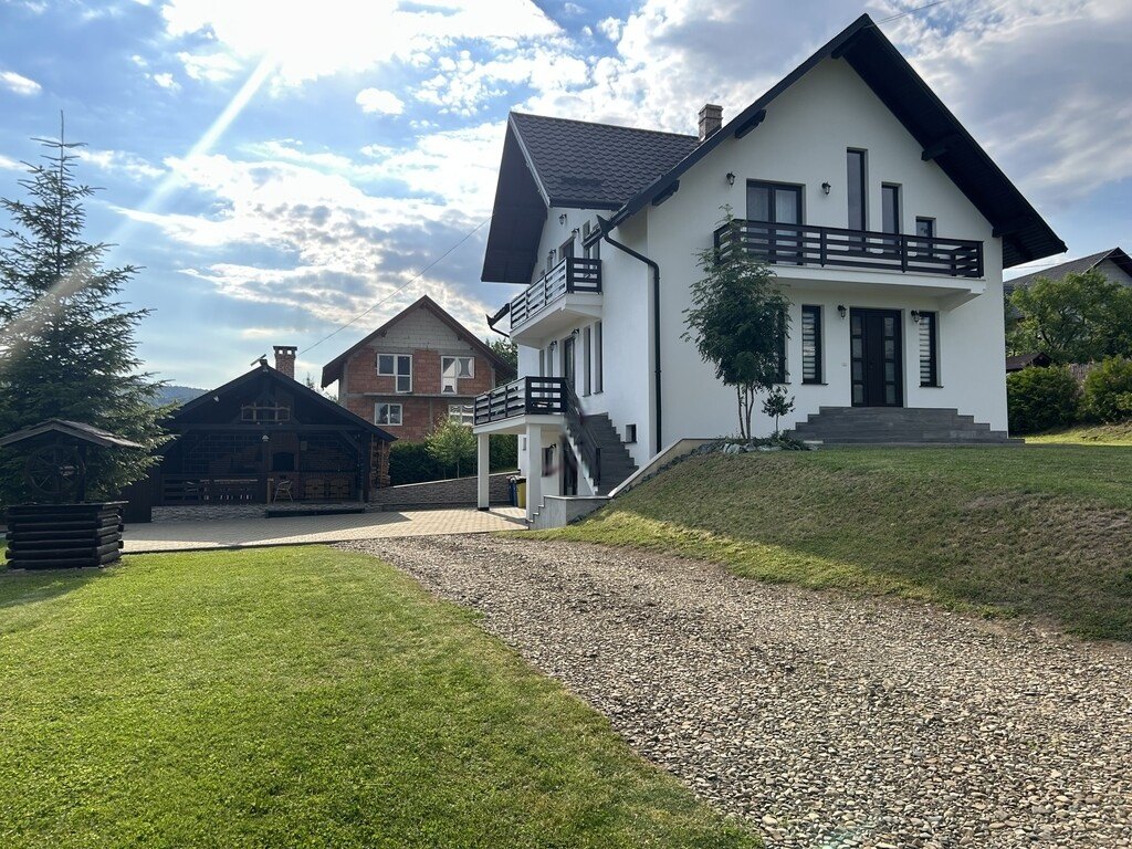 Vila Cacica Holiday văzută din curte